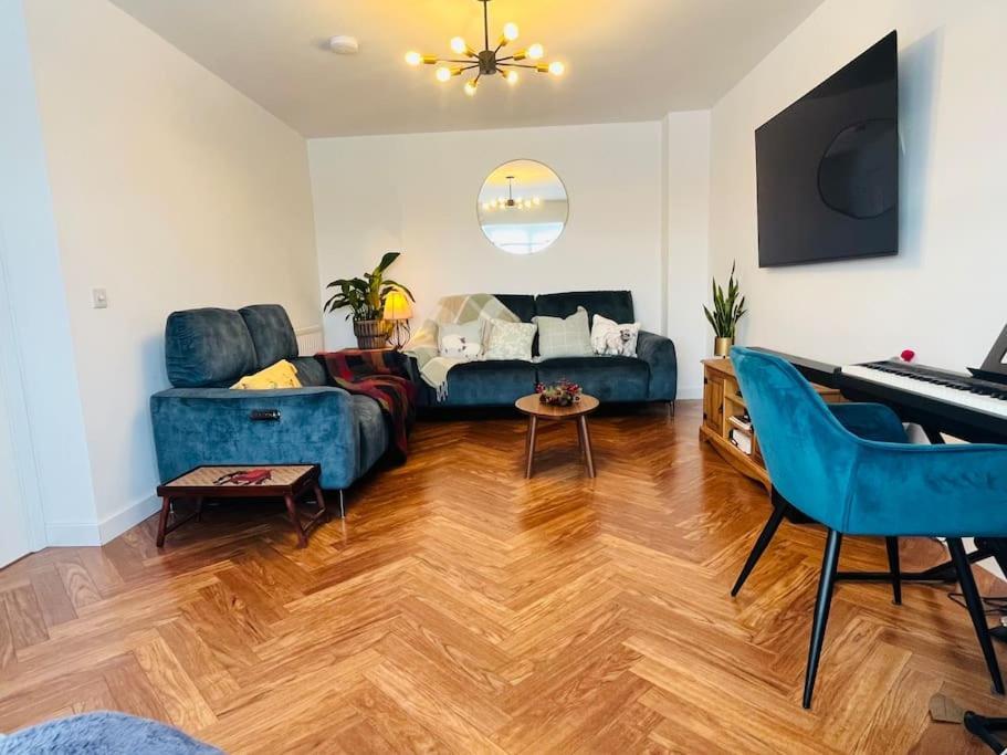 Modern And Spacious With Large Garden Edinburgh
