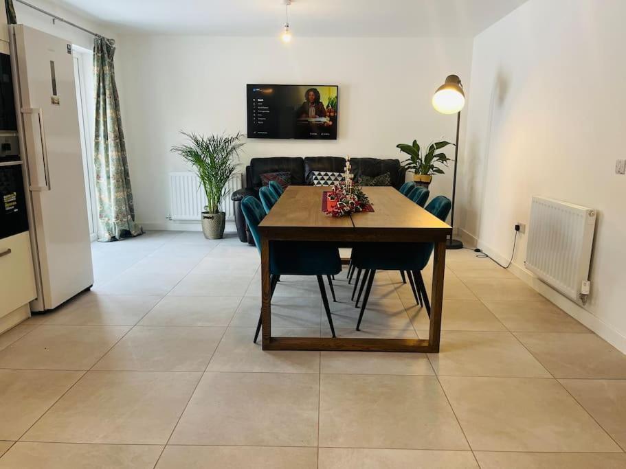 Modern And Spacious With Large Garden Holiday home *