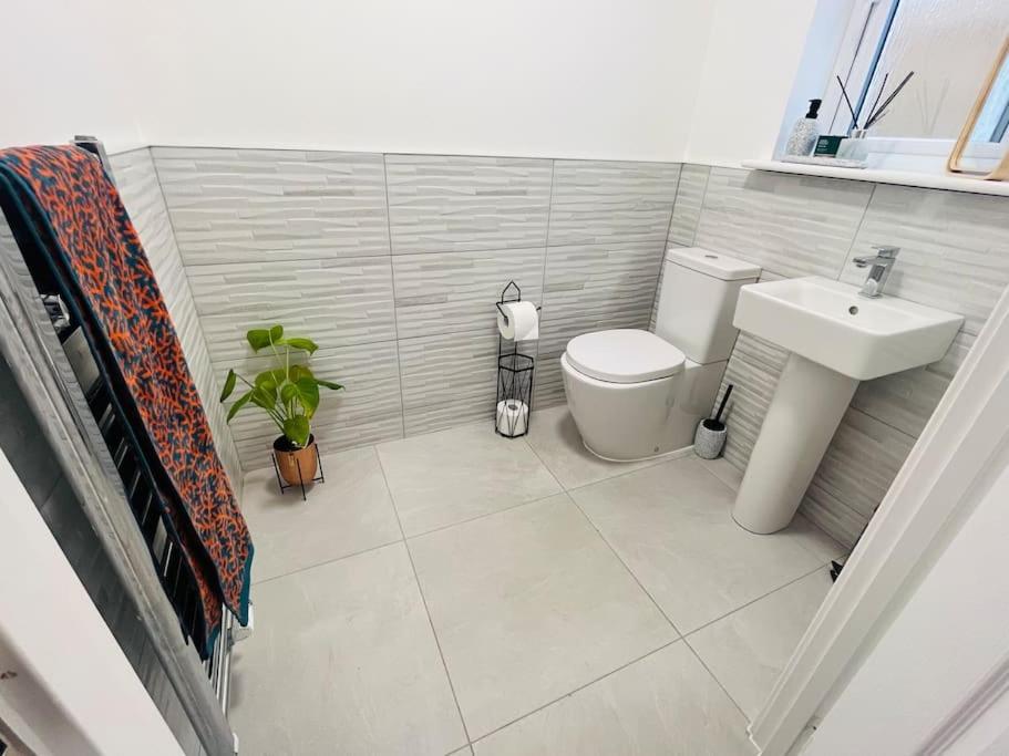 Modern And Spacious With Large Garden *