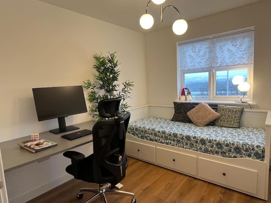 Modern And Spacious With Large Garden Holiday home *