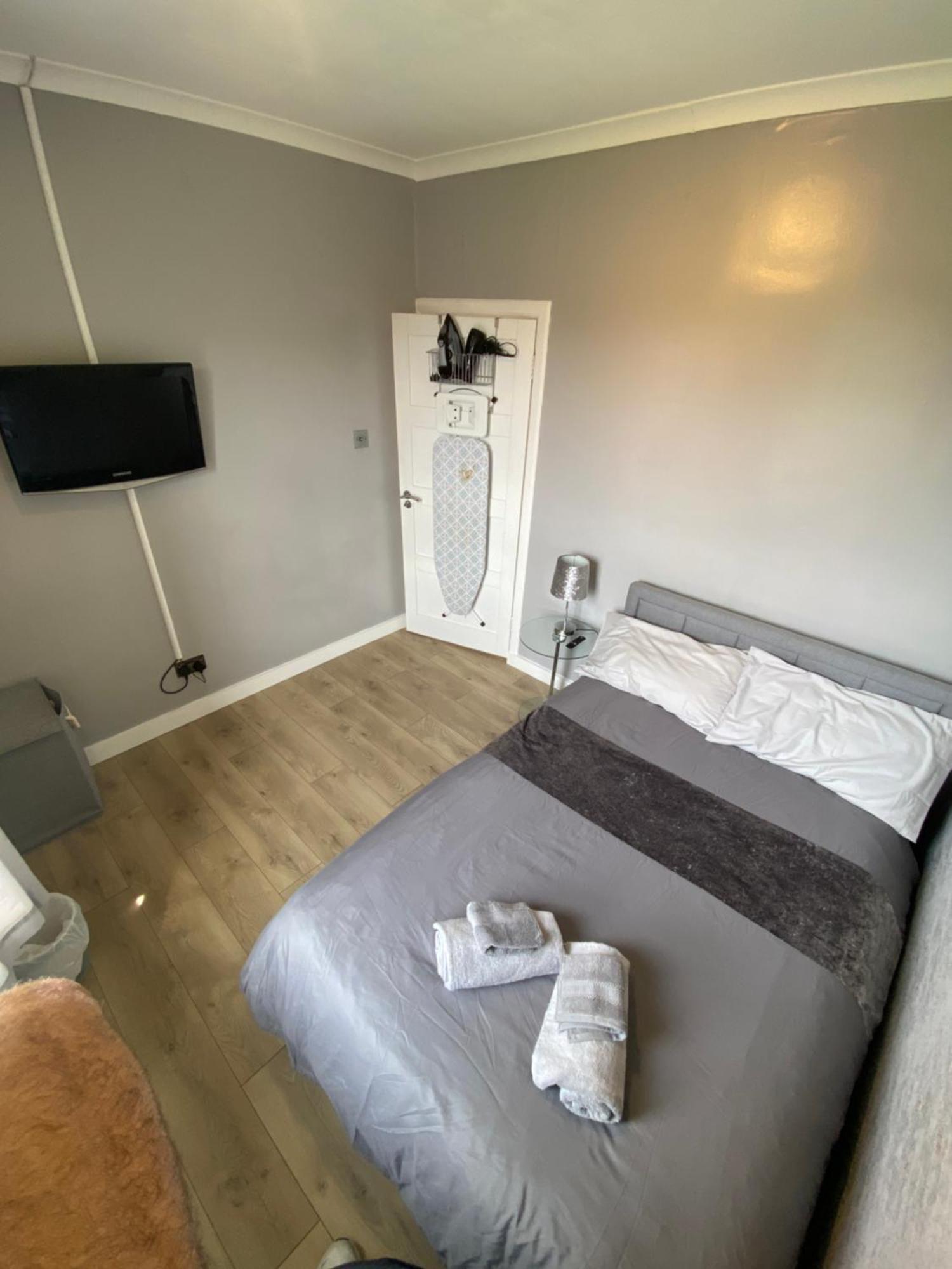 Modern Quiet Center Airport 2 Bedroom Edinburgh