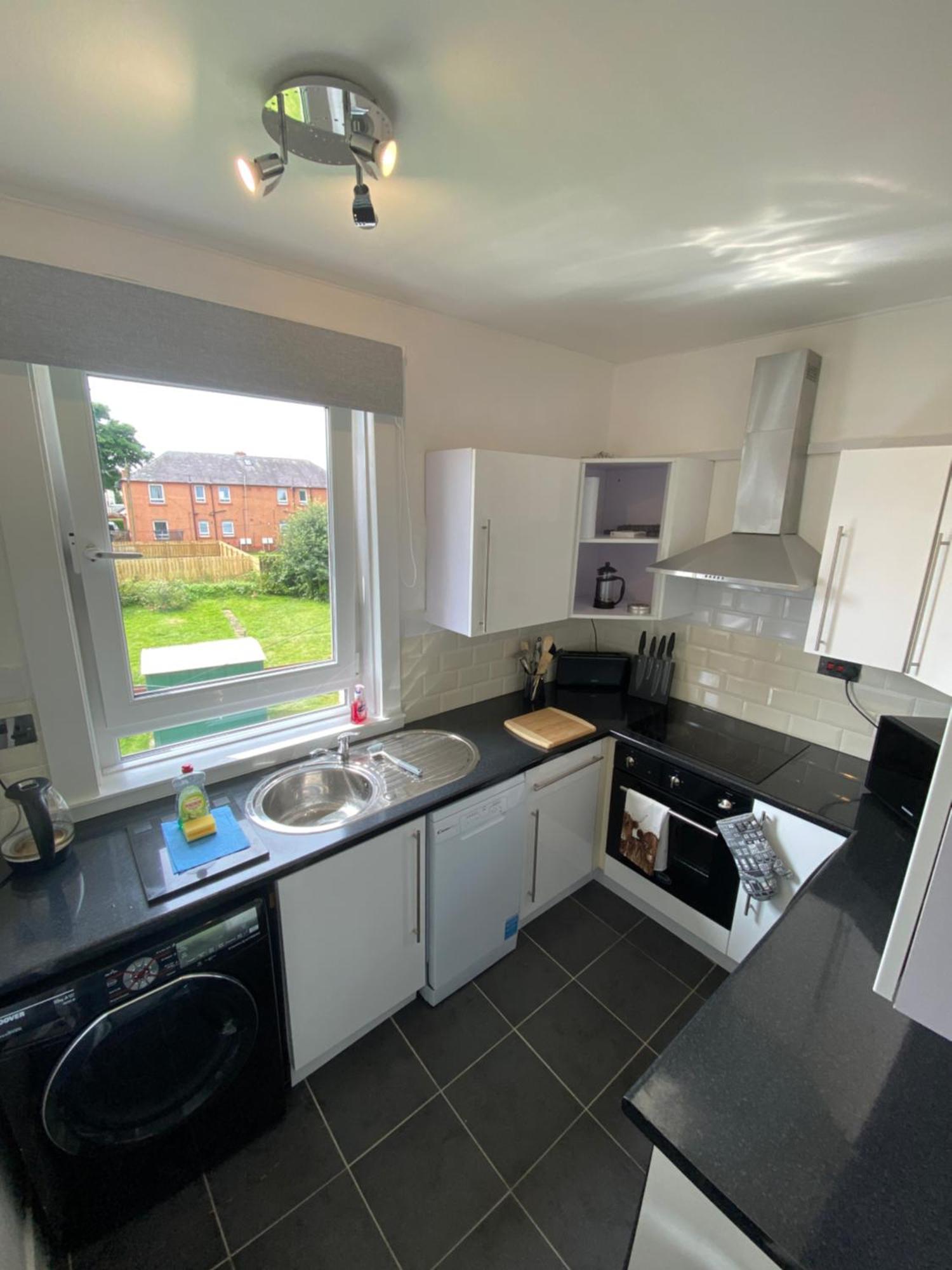 Modern Quiet Center Airport 2 Bedroom Apartment *
