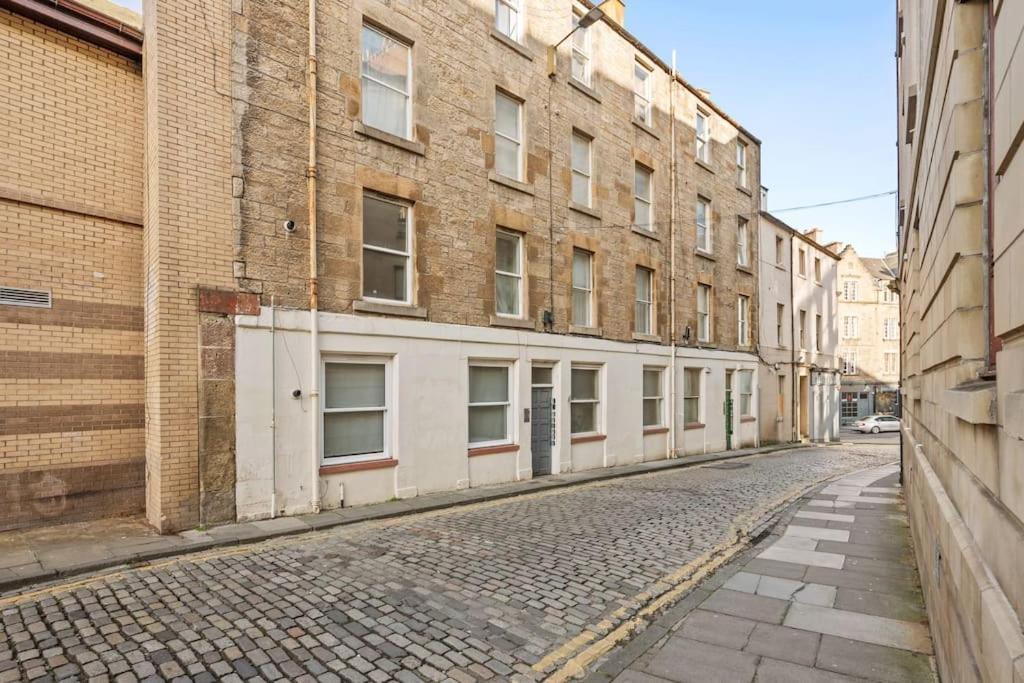 Two Bedroom Apartment-central Edinburgh-old Town-licensed Appartement *