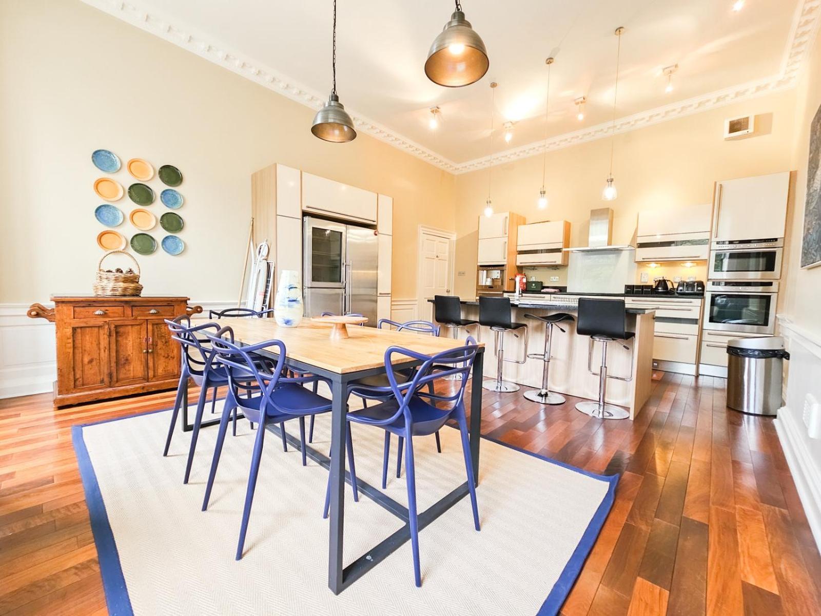 Spacious 2 Bedroom In The Heart Of New Town Apartment
