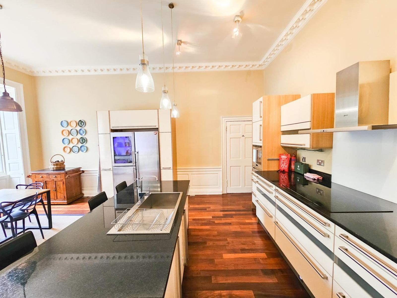 Spacious 2 Bedroom In The Heart Of New Town Edinburgh