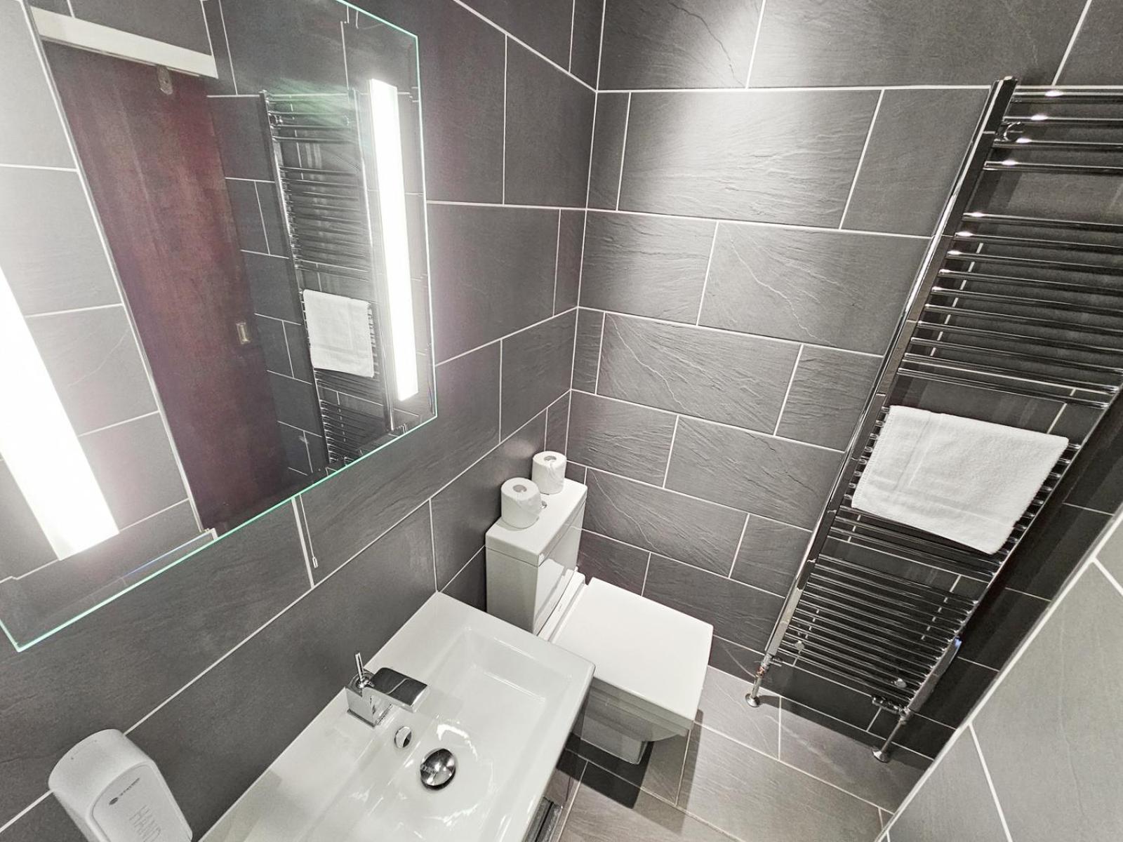 Spacious 2 Bedroom In The Heart Of New Town Apartment