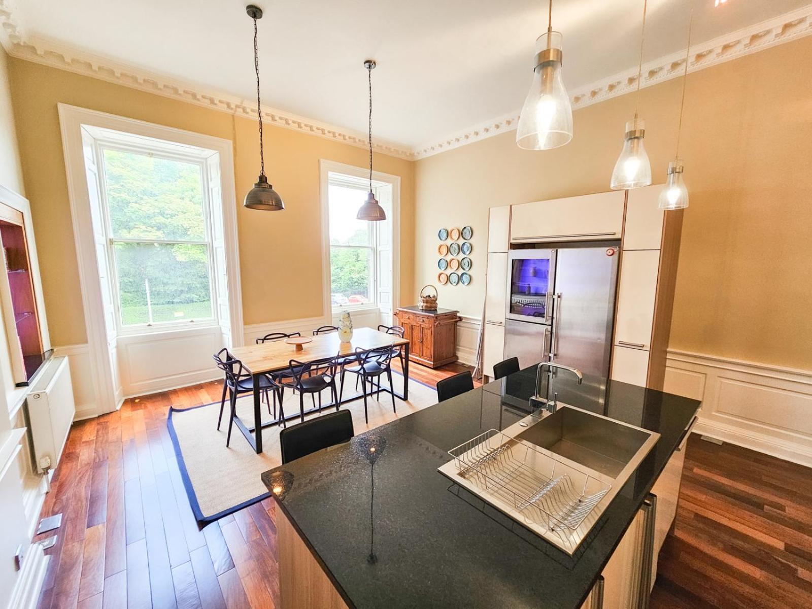 Spacious 2 Bedroom In The Heart Of New Town Apartment Edinburgh
