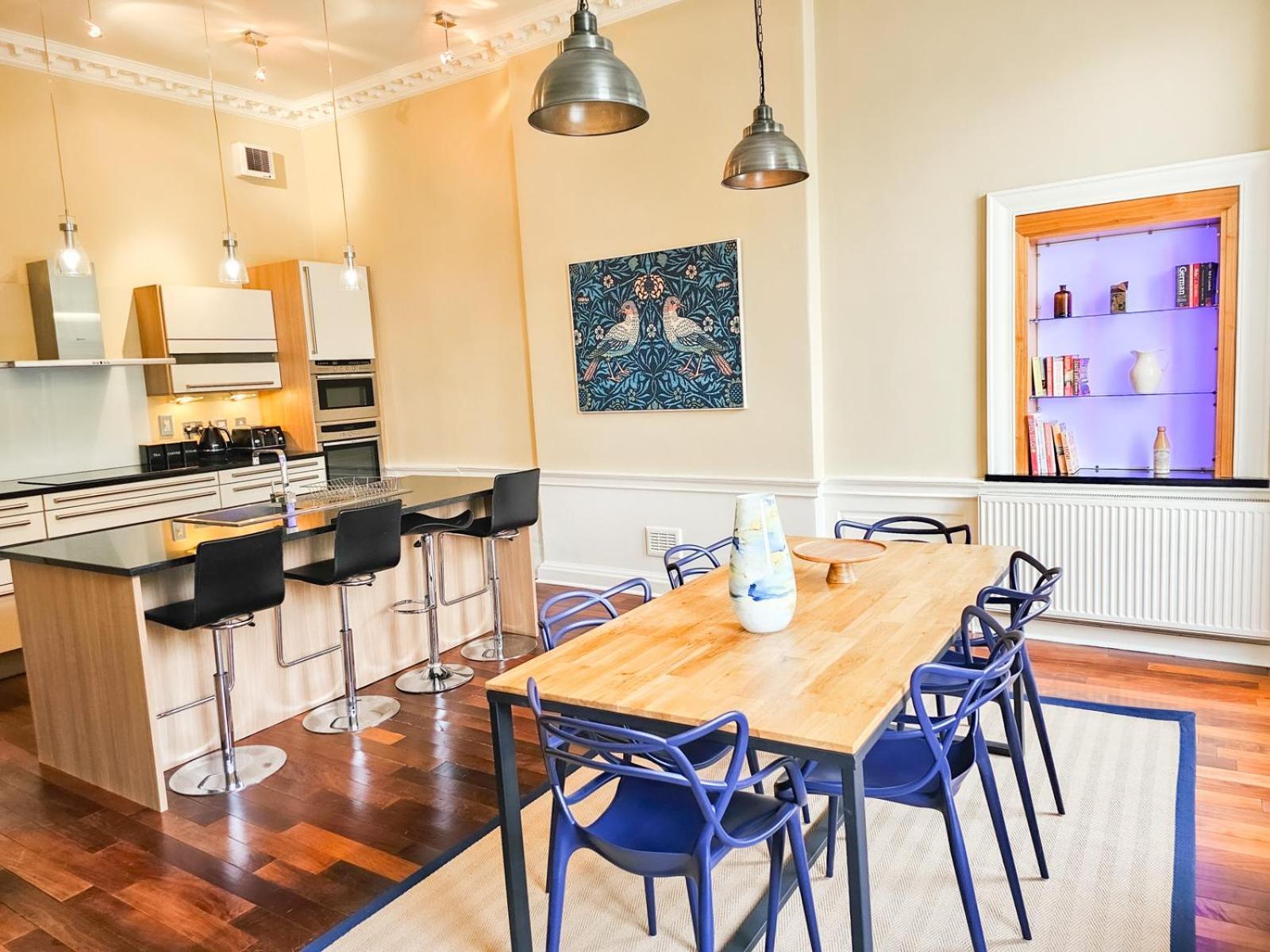 Spacious 2 Bedroom In The Heart Of New Town Apartment *