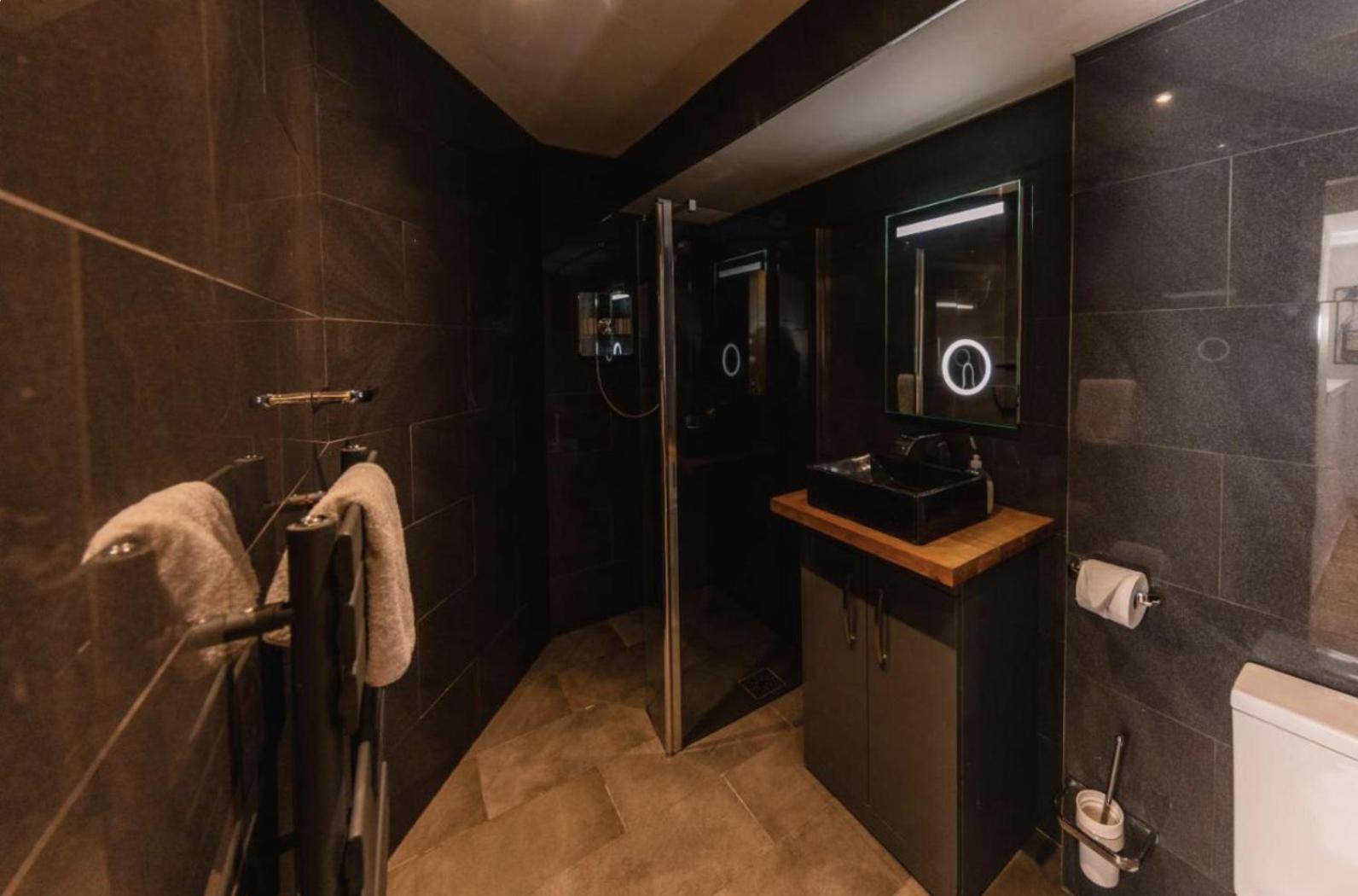 Superb Luxury By Canal - Central * Edinburgh