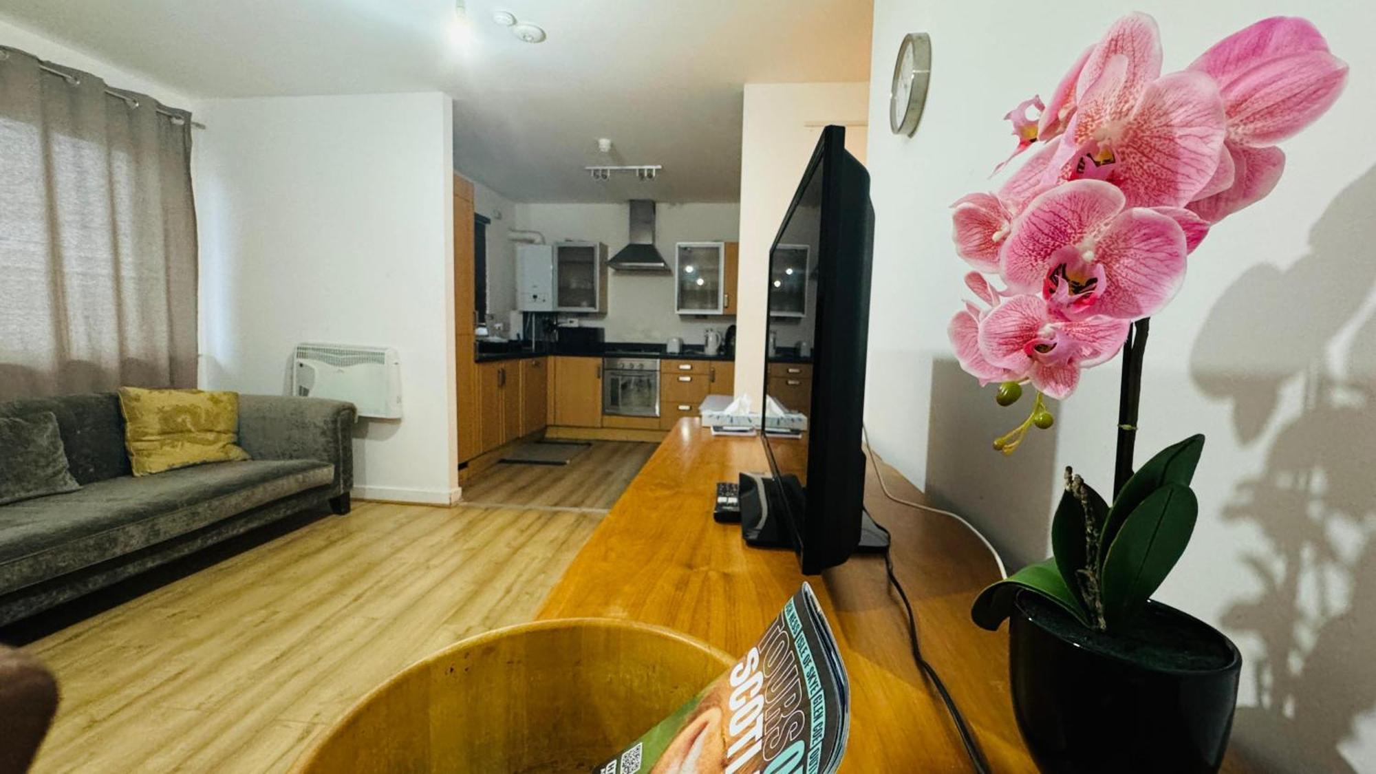 Fabulous 2bed 2bath Ground Floor Serviced Near Apartment *