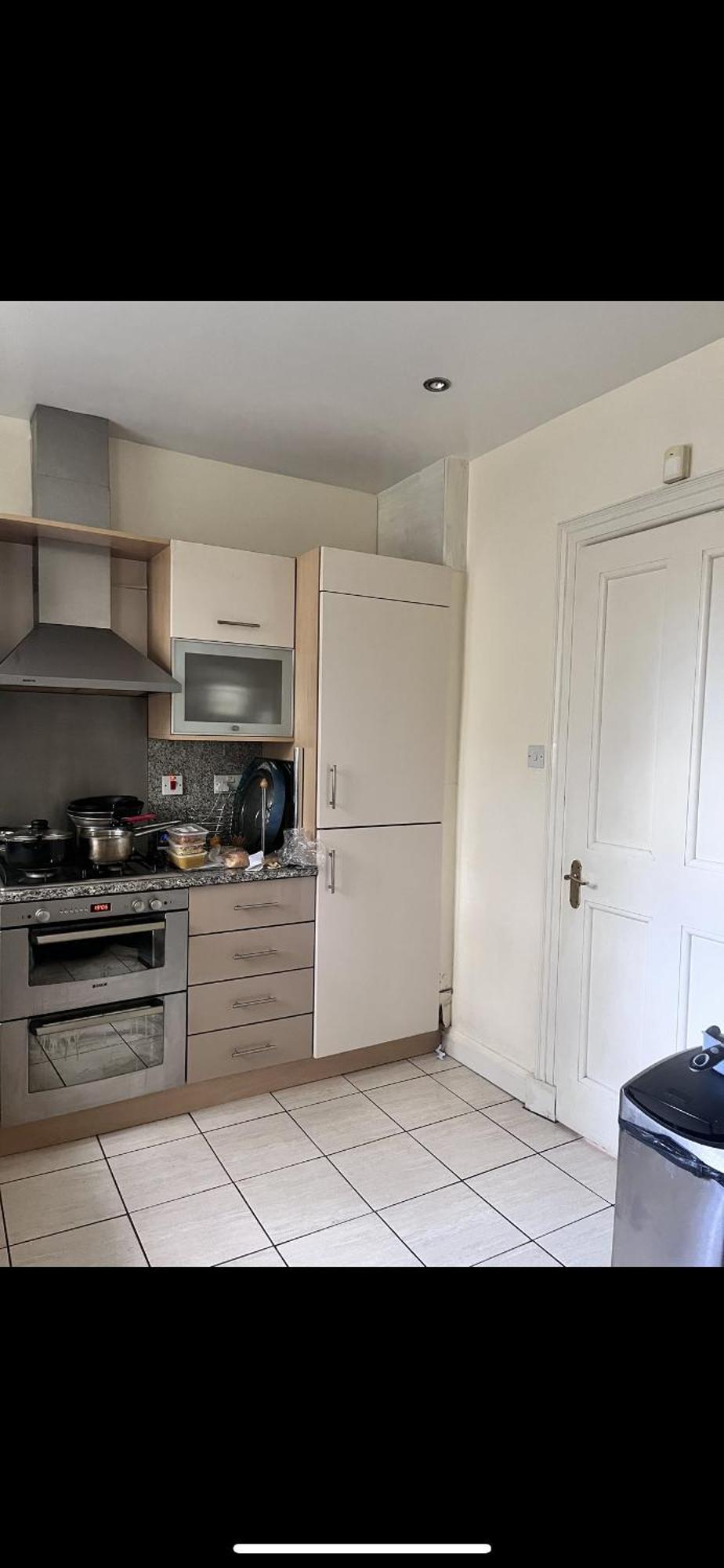 Private Bedroom In Detached In Newington *