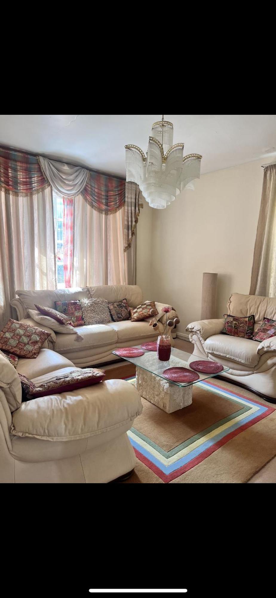 Private Bedroom In Detached In Newington