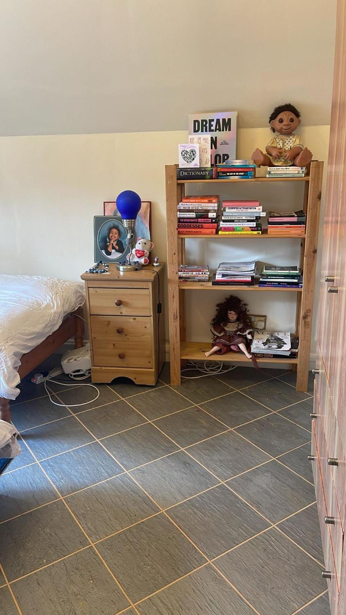 Private Bedroom In Detached In Newington