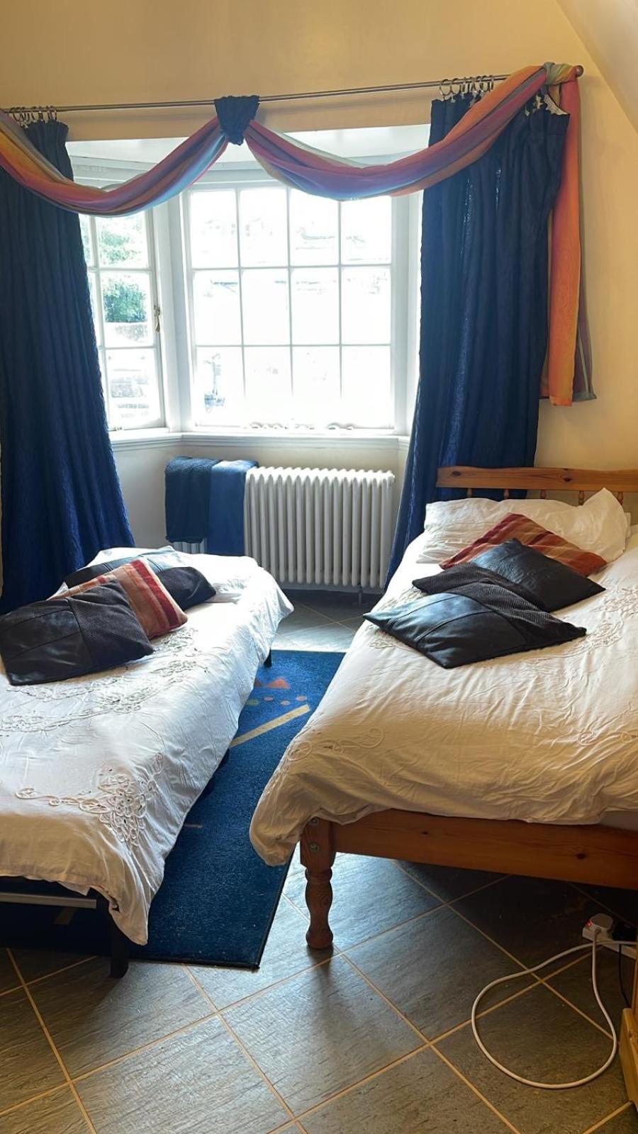 Private Bedroom In Detached In Newington *