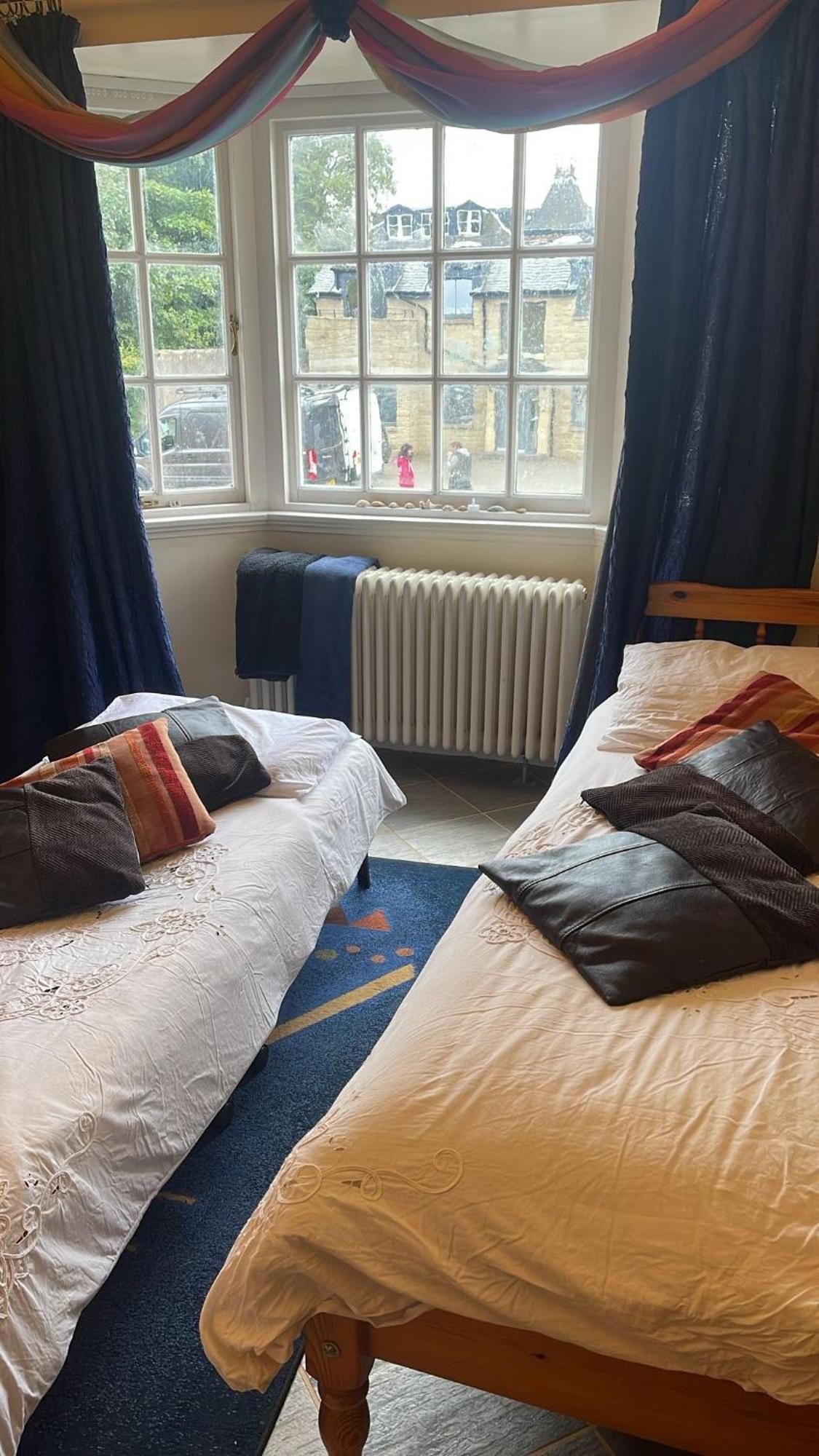 Private Bedroom In Detached In Newington