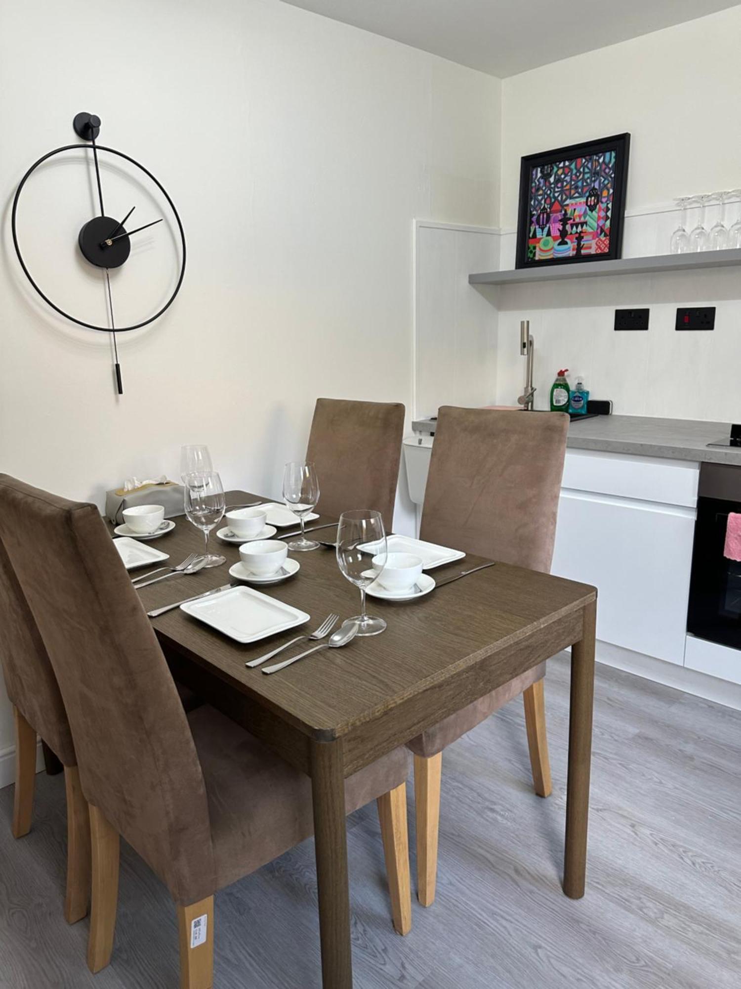 Cozy 2 Bedrooms With Private Parking Space And Garden Apartment *