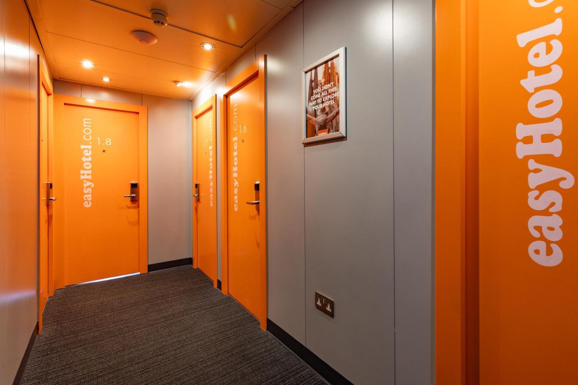 Easyhotel 2*