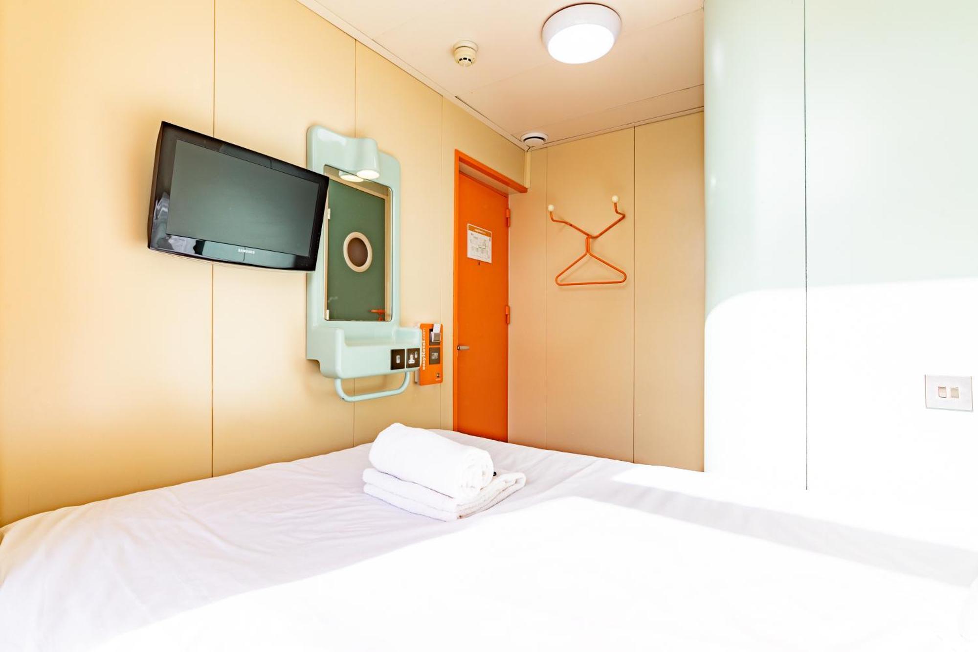 Easyhotel