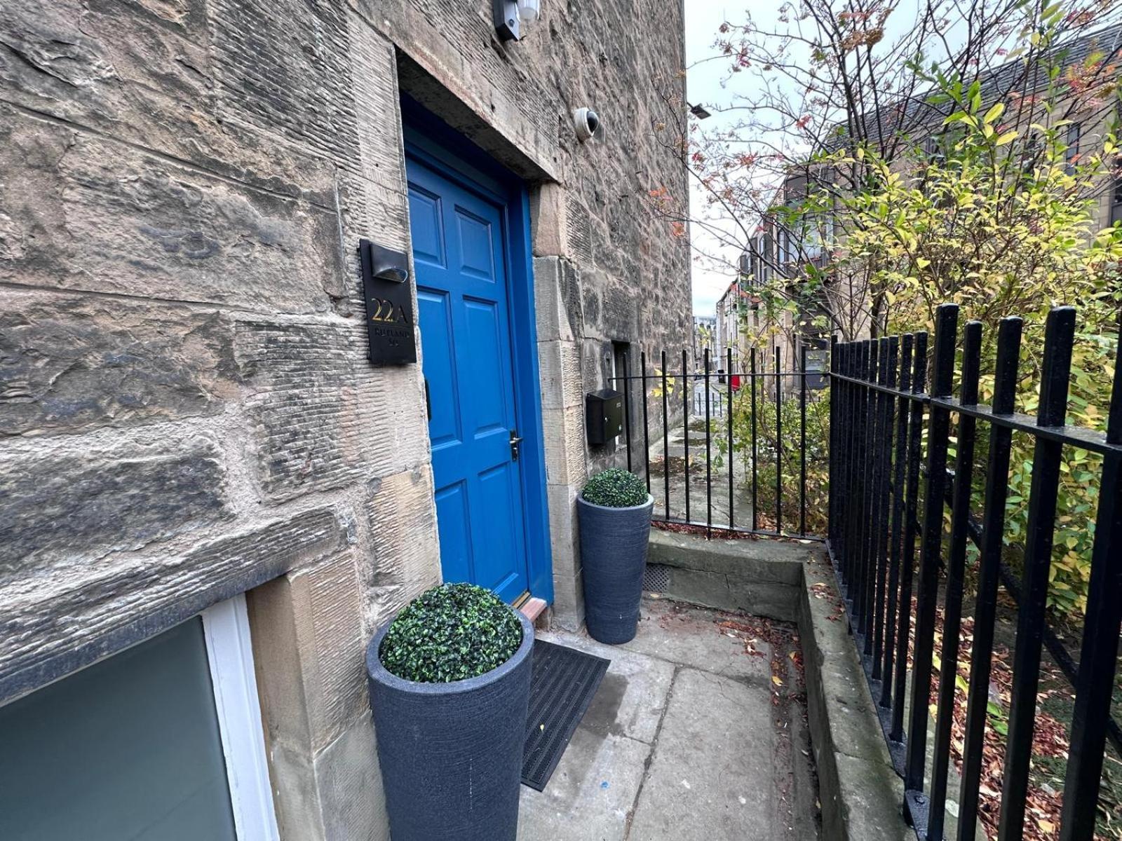 Spectacular 2 Bed, 2 Bath In Centre Apartment