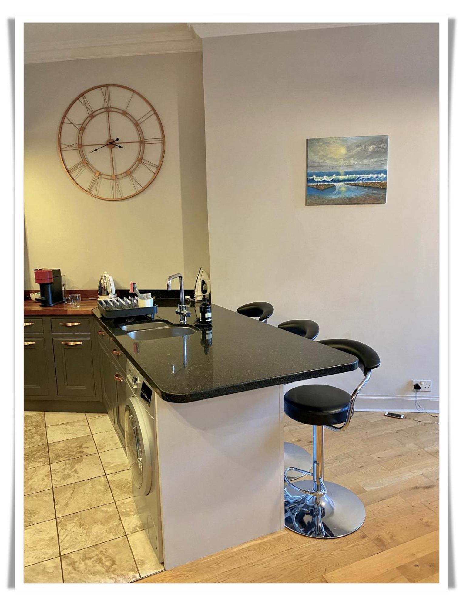 Apartment Beautifully Decorated 2bed Apt- Gem In Center *