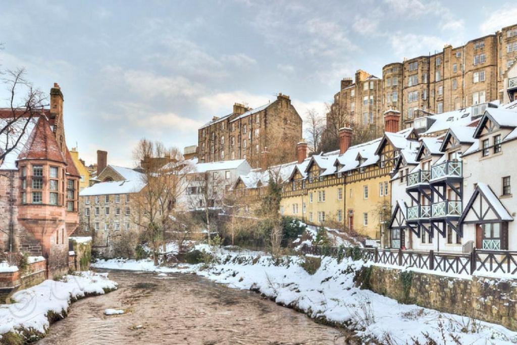 - - With Balcony And Free, Secure Garage Parking Apartment Edinburgh