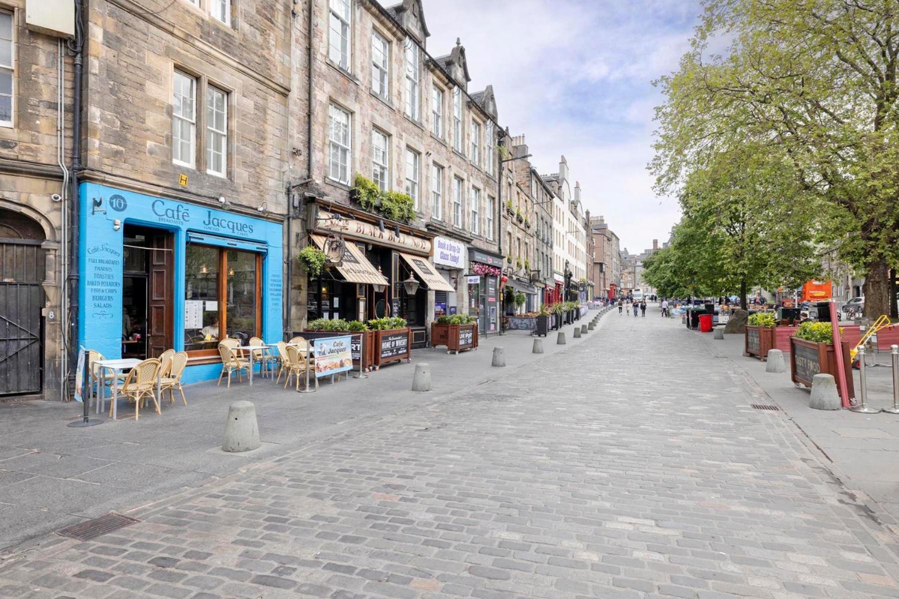 Castle View In The Heart Of Historic Old Town Edinburgh