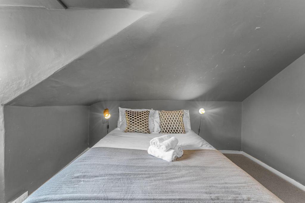 Super Spacious 4 Bed, Sleeps 6