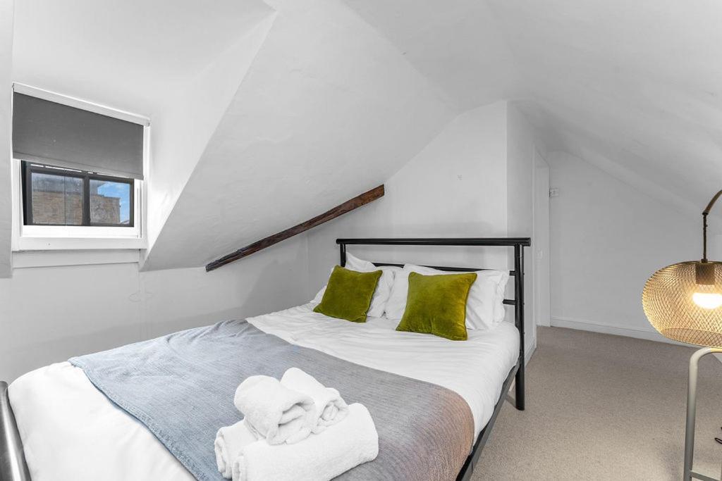 Super Spacious 4 Bed, Sleeps 6 Apartment *