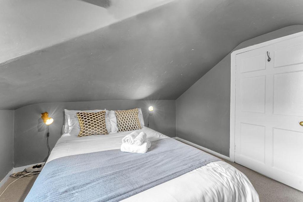 Super Spacious 4 Bed, Sleeps 6 Apartment Edinburgh