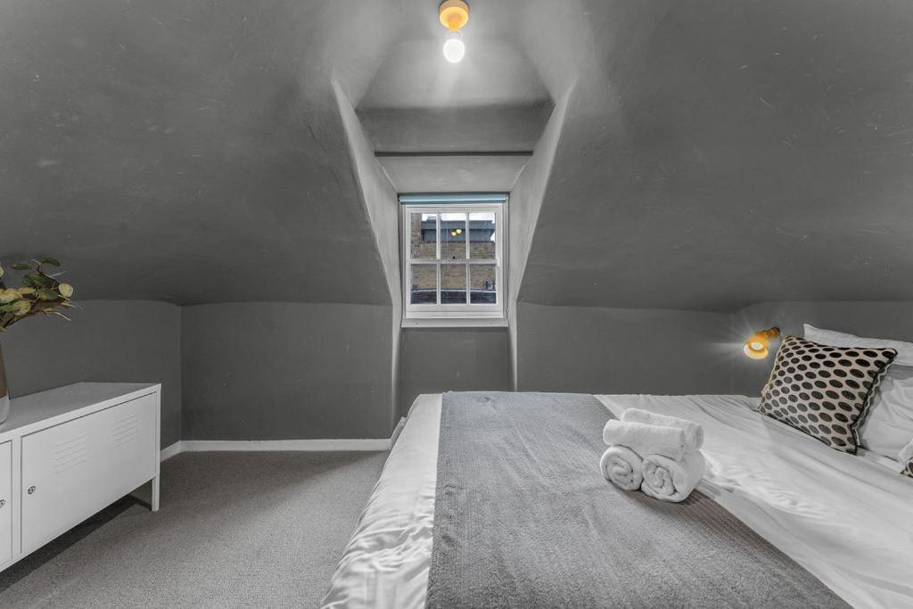 Apartment Super Spacious 4 Bed, Sleeps 6 *