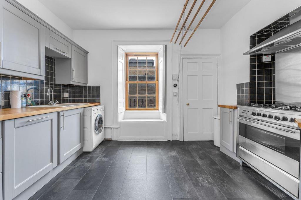 Super Spacious 4 Bed, Sleeps 6 * Edinburgh