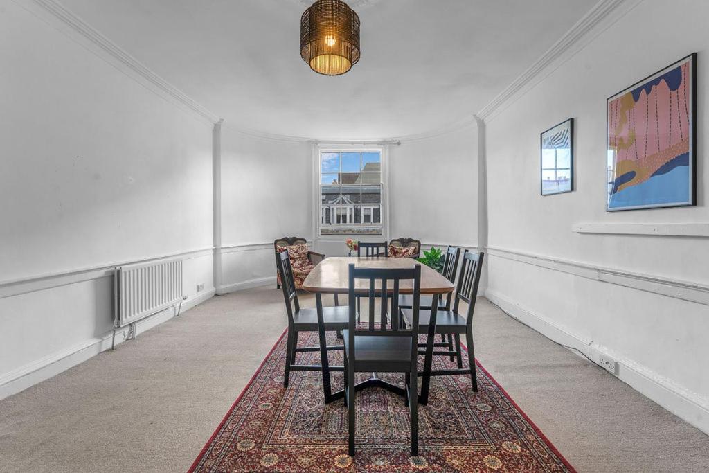 Super Spacious 4 Bed, Sleeps 6 Apartment