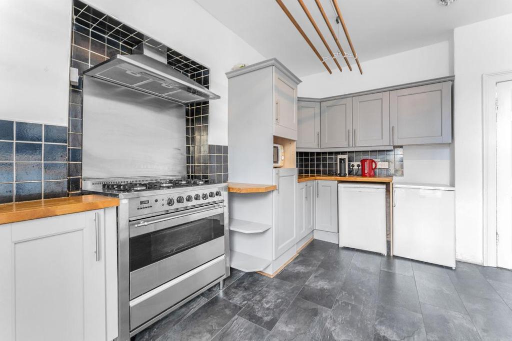 Apartment Super Spacious 4 Bed, Sleeps 6 *