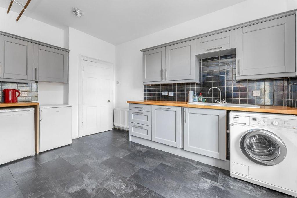 Super Spacious 4 Bed, Sleeps 6 *