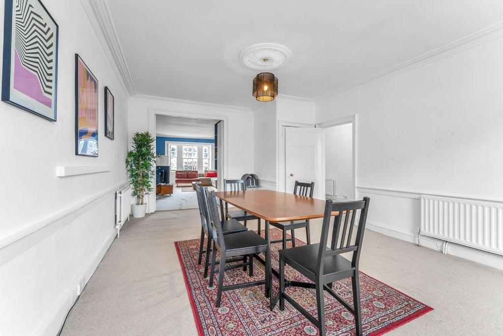 Super Spacious 4 Bed, Sleeps 6