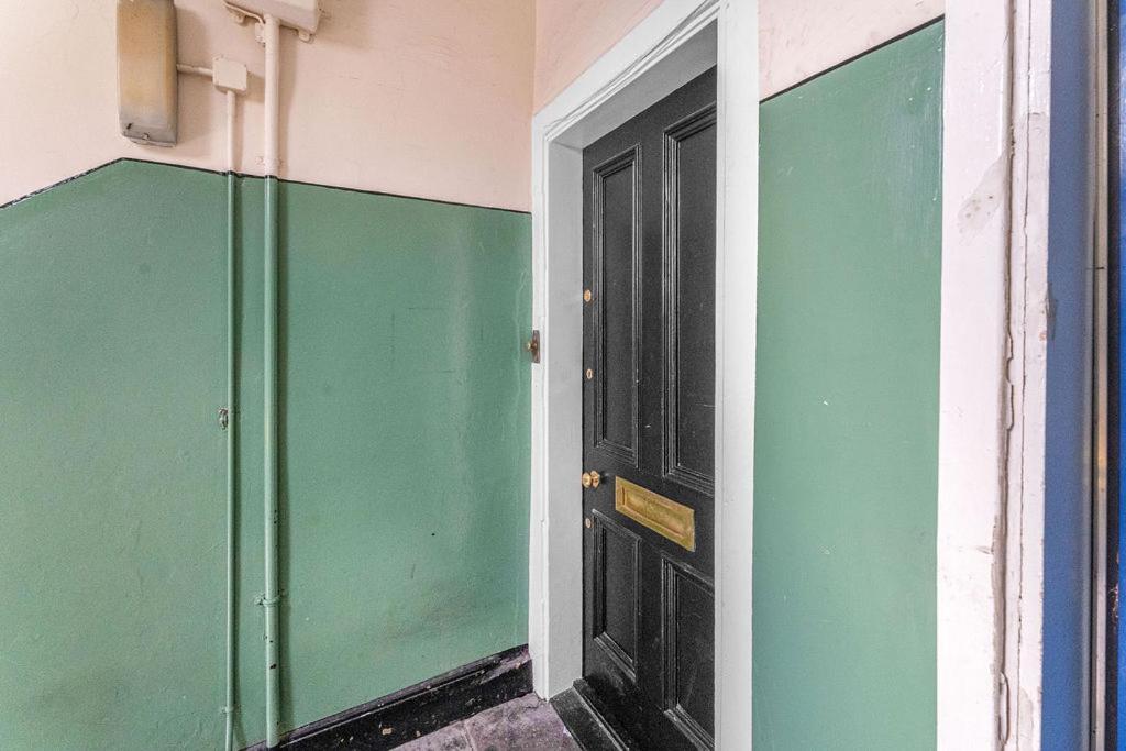Super Spacious 4 Bed, Sleeps 6 Apartment