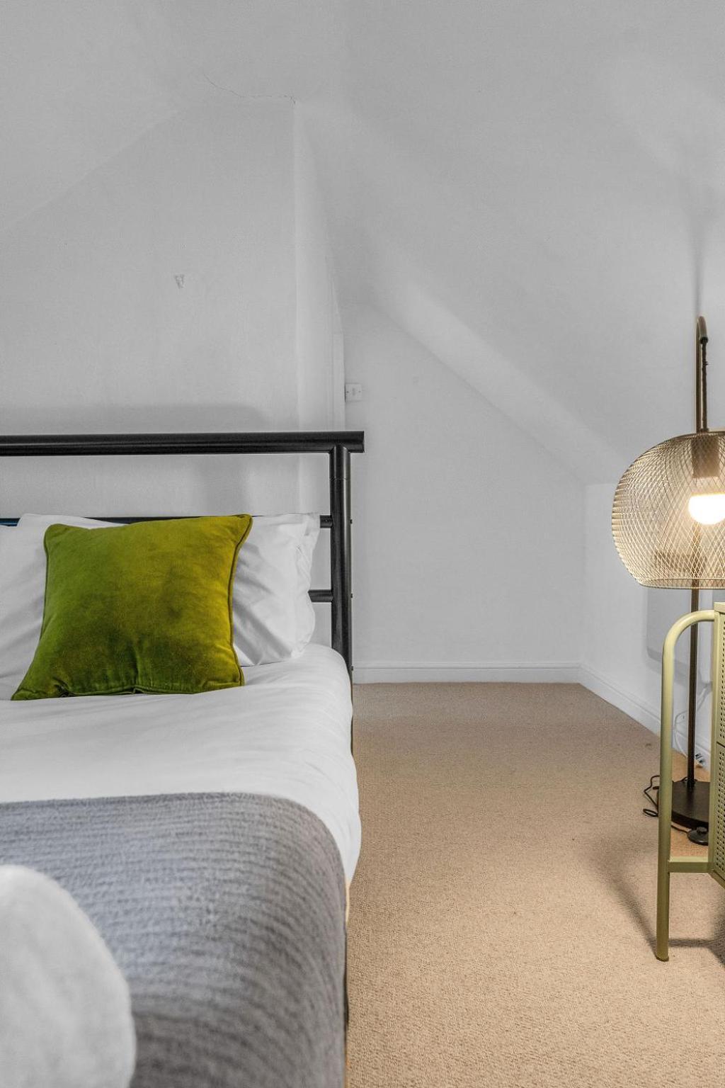 Apartment Super Spacious 4 Bed, Sleeps 6