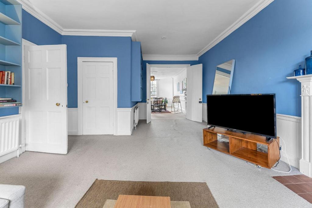 Apartment Super Spacious 4 Bed, Sleeps 6 *