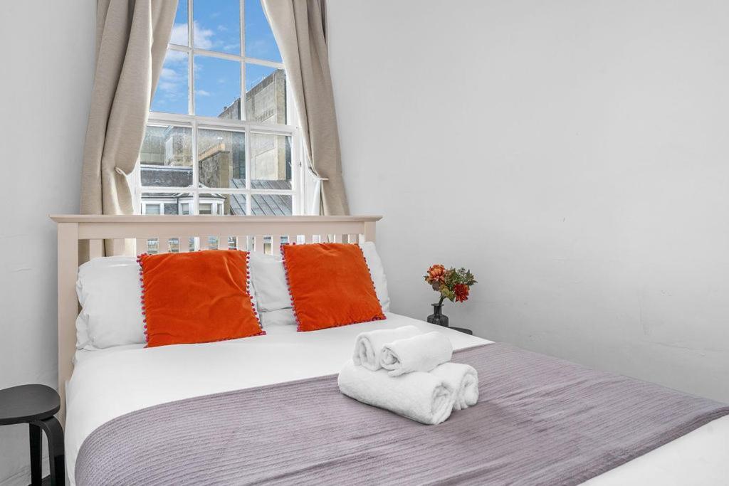 Apartment Super Spacious 4 Bed, Sleeps 6 *