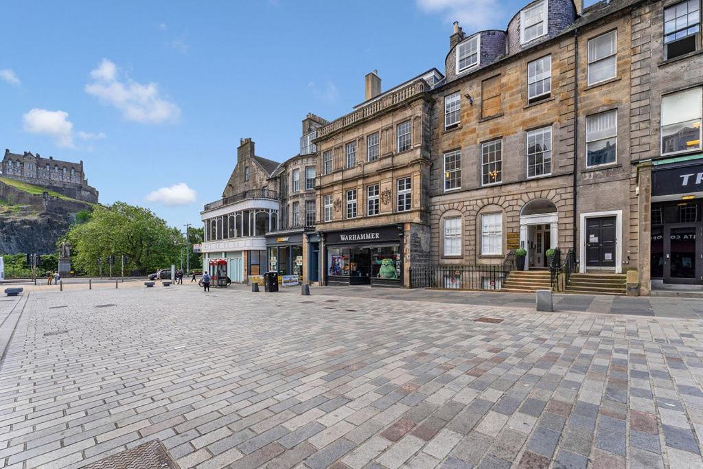 Apartment Super Spacious 4 Bed, Sleeps 6 *