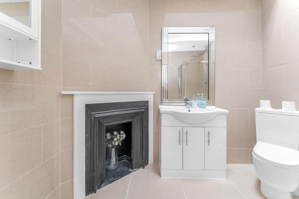 Super Spacious 4 Bed, Sleeps 6 Apartment