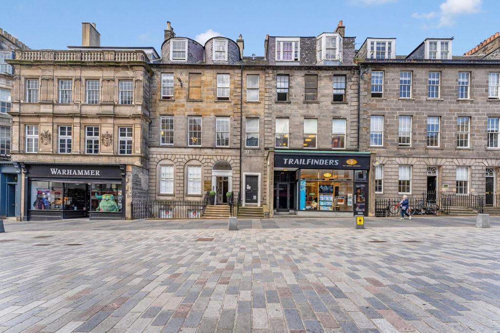 Super Spacious 4 Bed, Sleeps 6 Apartment *