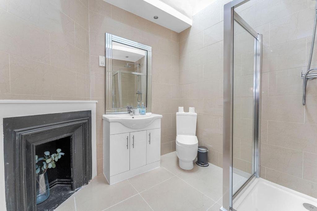 Apartment Super Spacious 4 Bed, Sleeps 6 *