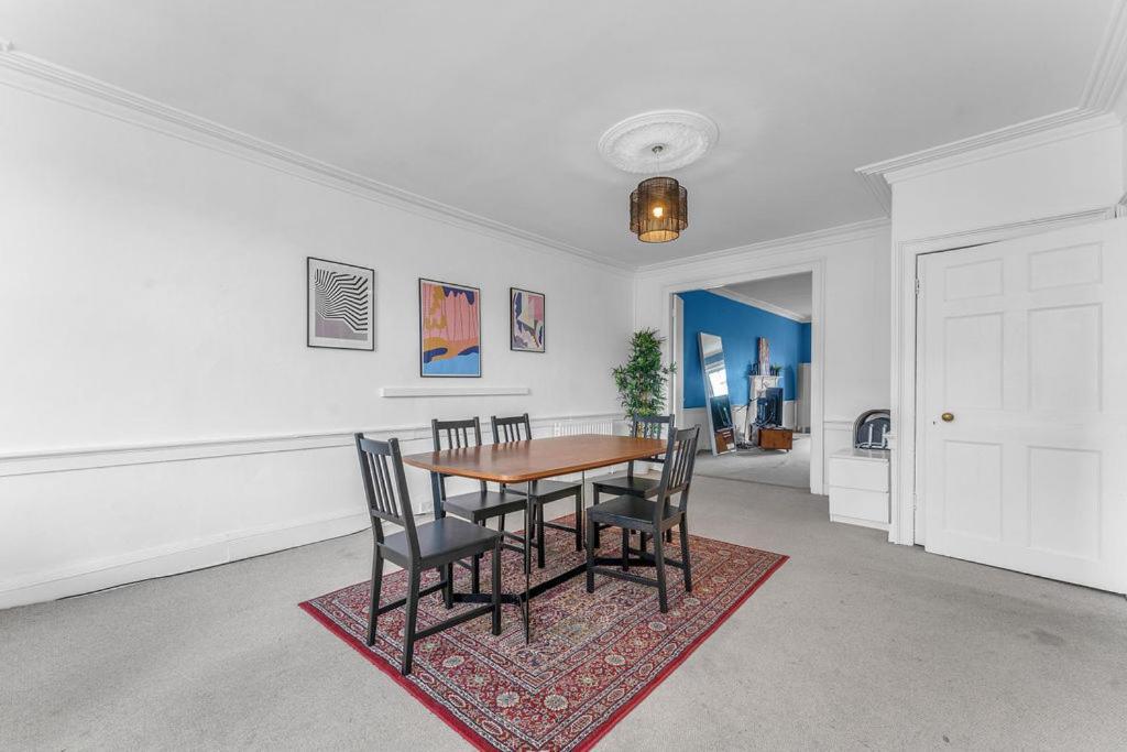 Super Spacious 4 Bed, Sleeps 6 Apartment Edinburgh