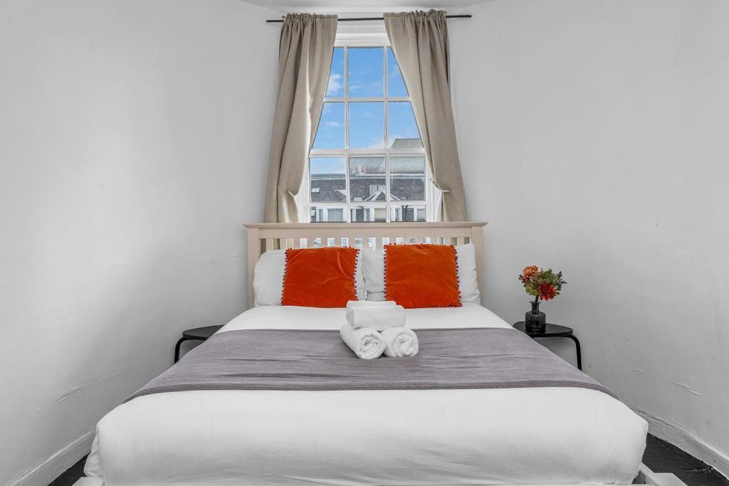 Super Spacious 4 Bed, Sleeps 6 Apartment