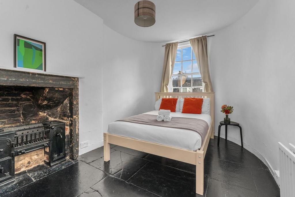 Apartment Super Spacious 4 Bed, Sleeps 6 *
