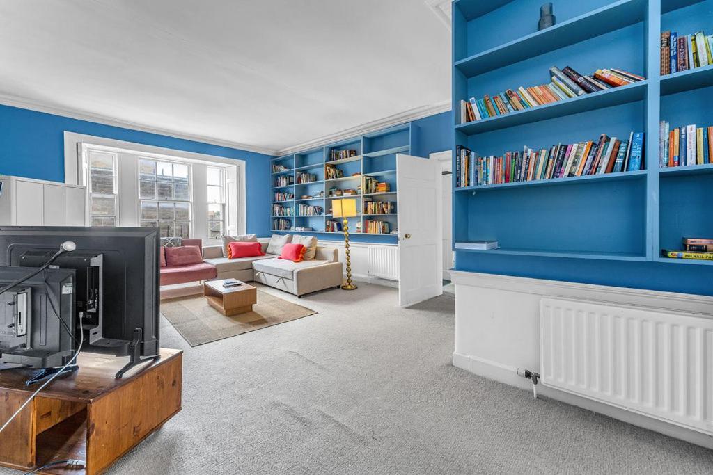 Super Spacious 4 Bed, Sleeps 6 Apartment