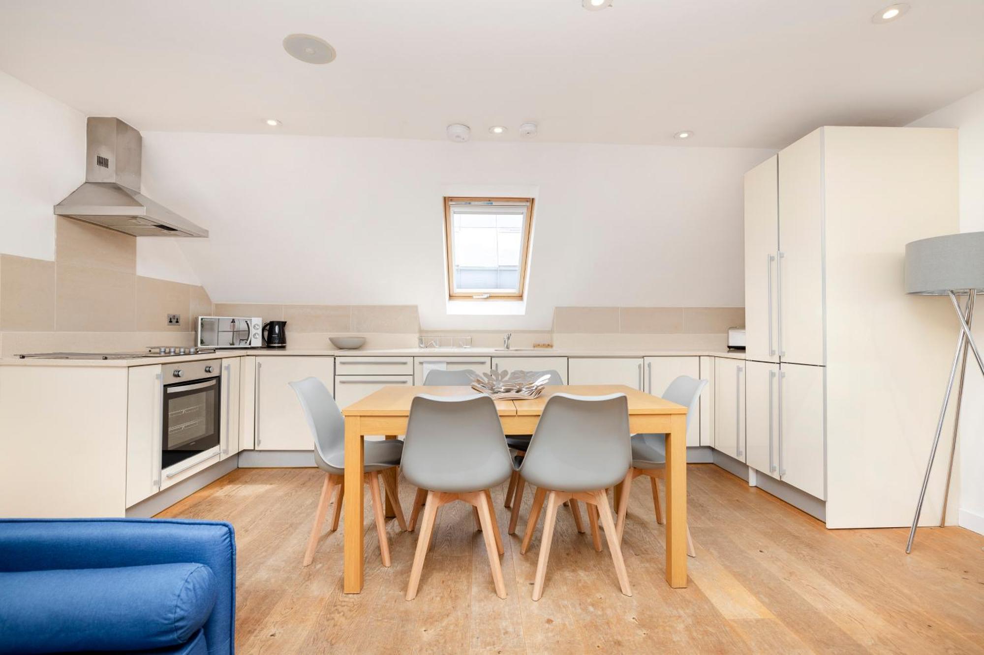 Joivy Chic 2-br Flats Near Castle Apartment *