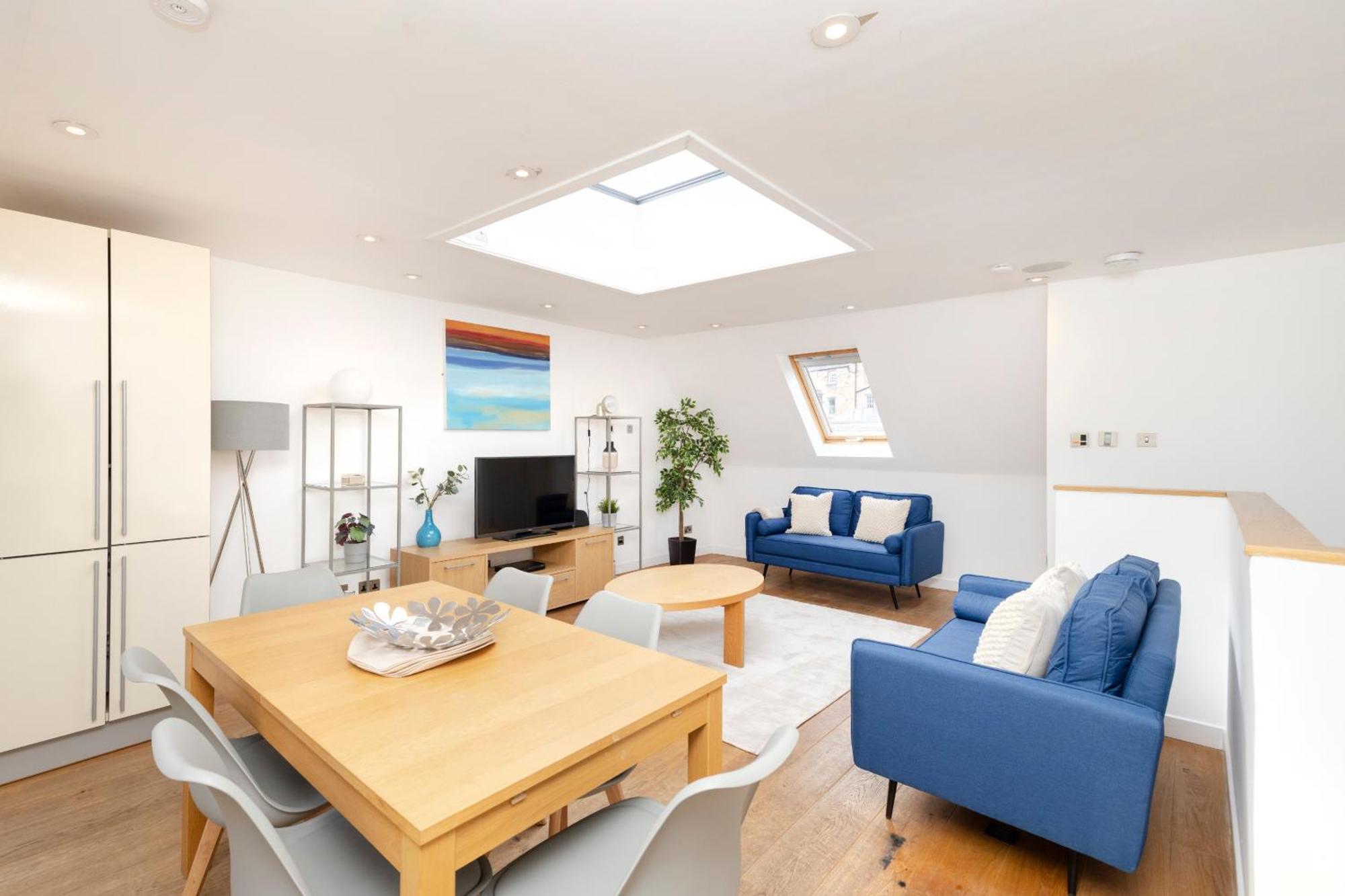 Joivy Chic 2-br Flats Near Castle Apartment