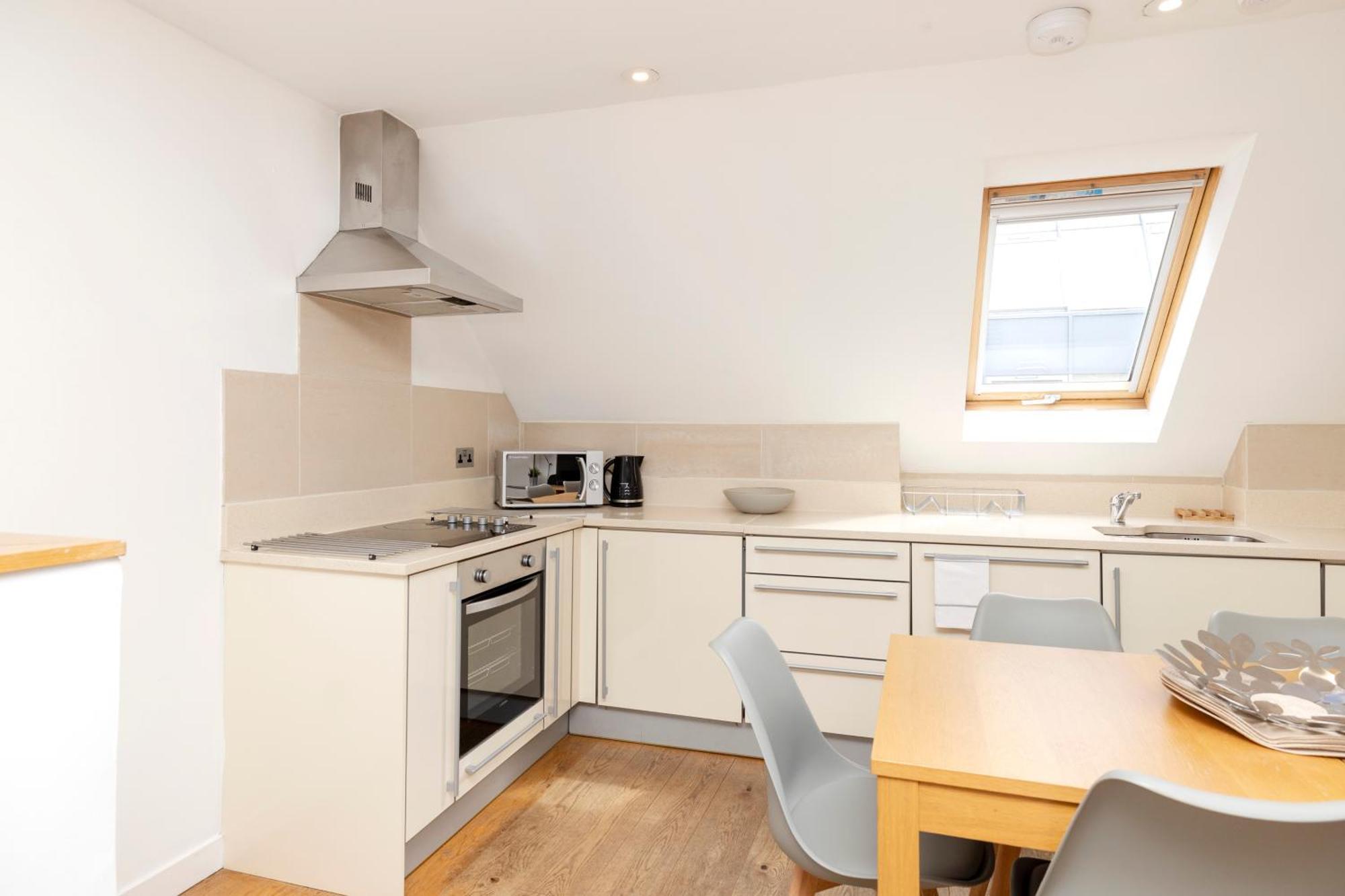 Joivy Chic 2-br Flats Near Castle Apartment *